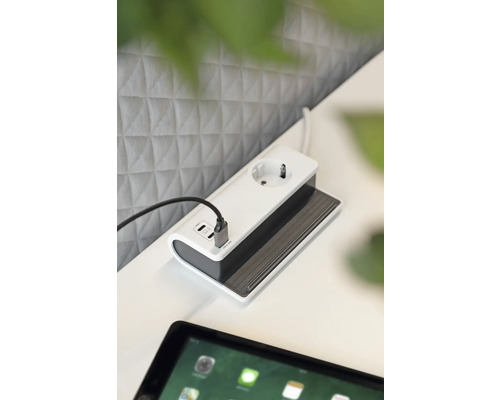 Steckdosenleiste mit USB Anschlüssen auf einem Tisch
