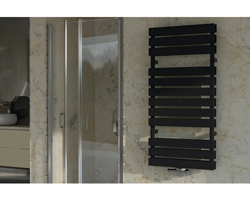 Rotheigner Designheizkörper STRIPE 1510 x 500 mm schwarz matt Anschluss Mittig unten Badezimmeransicht mit Duschkabine und schwarzem Handtuchwärmer