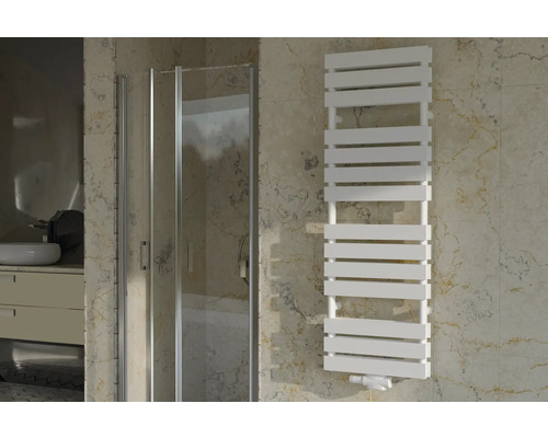 Rotheigner Designheizkörper STRIPE 1510 x 500 mm weiß Anschluss Mittig unten Badezimmer mit Dusche und weißem Handtuchwärmer