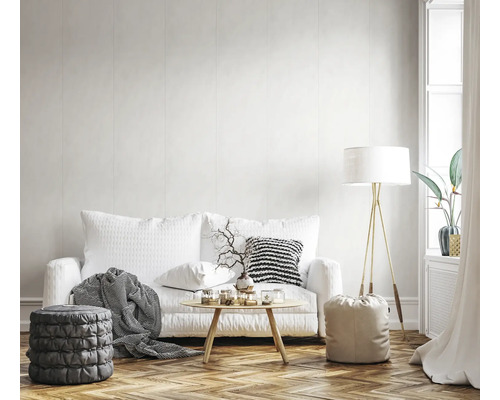 Helles Wohnzimmer mit Sofa, Stehlampe und Dekoration auf einem Holzboden