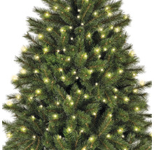 Nahaufnahme eines geschmückten Weihnachtsbaums mit Lichtern.