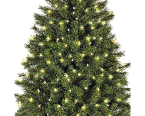 Nahaufnahme eines geschmückten Weihnachtsbaums mit Lichtern.