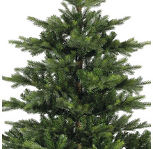 Detailansicht eines grünen künstlichen Weihnachtsbaums