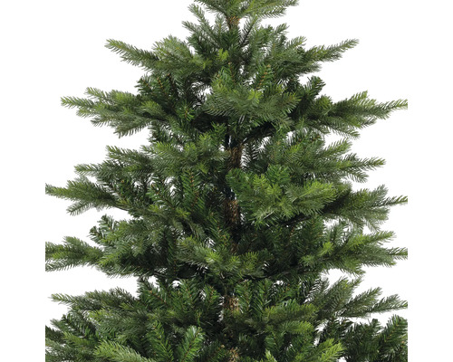 Detailansicht eines grünen künstlichen Weihnachtsbaums