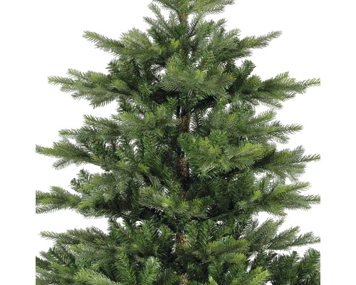 Detailaufnahme eines grünen künstlichen Weihnachtsbaums.