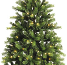 Detailansicht eines Weihnachtsbaums mit Beleuchtung