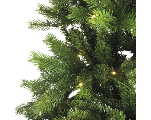 Detailaufnahme eines künstlichen Weihnachtsbaums mit Beleuchtung.