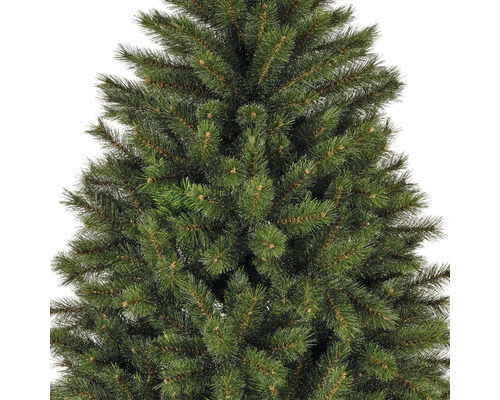Detailaufnahme eines künstlichen Weihnachtsbaums mit grünen Nadeln