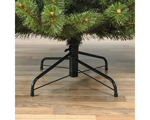 Detailansicht eines künstlichen Weihnachtsbaums mit Metallständer