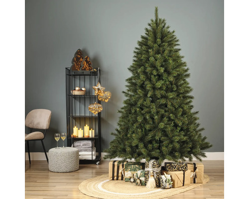 Dekoratives Wohnzimmer mit einem Weihnachtsbaum, Geschenken und Regalen mit weihnachtlichen Dekorationen.