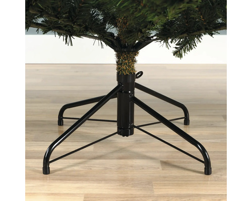 Detailaufnahme eines künstlichen Weihnachtsbaums mit schwarzem Metallständer