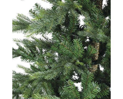 Detailaufnahme eines künstlichen Weihnachtsbaums mit grünen Nadeln.