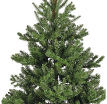 Detailaufnahme eines künstlichen Weihnachtsbaums mit grünen Nadeln