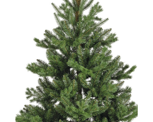 Detailaufnahme eines künstlichen Weihnachtsbaums mit grünen Nadeln