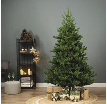 Dekorierter Weihnachtsbaum mit Geschenken im Wohnzimmer