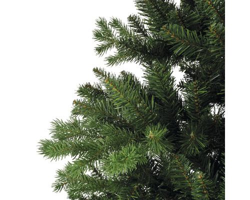 Detailaufnahme eines künstlichen Weihnachtsbaums mit grünen Nadeln