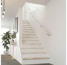 Helle Holztreppe mit Handlauf in einem modernen Haus.