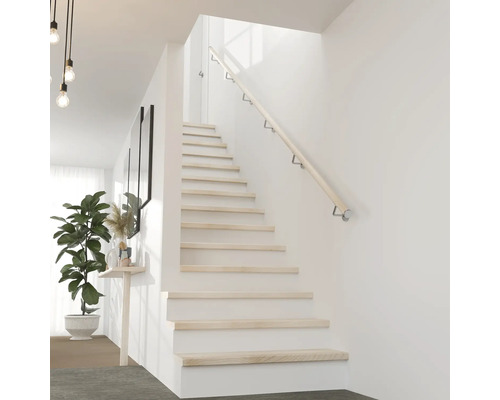 Helle Holztreppe mit Handlauf in einem modernen Haus.