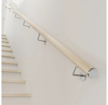 Holzhandlauf mit Edelstahlhalterungen an einer Wand neben einer Treppe