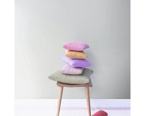 Stapel Kissen auf einem Holzstuhl für Wohnraumdekoration