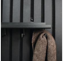 Garderobe mit braunem Strickpullover