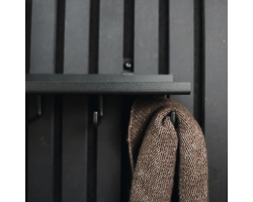 Garderobe mit braunem Strickpullover