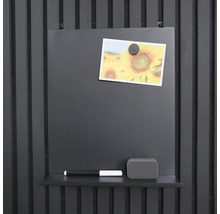 Magnettafel mit Stift, Schwamm und Foto an einer Wand montiert.