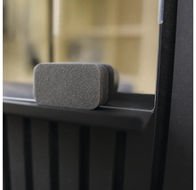 Reinigungsschwamm für Ofenfenster auf einem Kaminofen