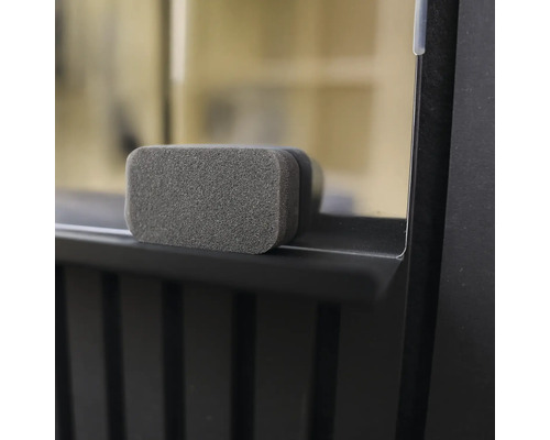 Reinigungsschwamm für Ofenfenster auf einem Kaminofen