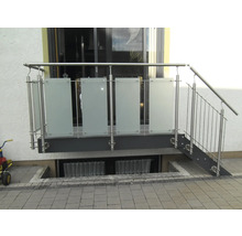 Balkon mit Geländer aus Edelstahl und Glas