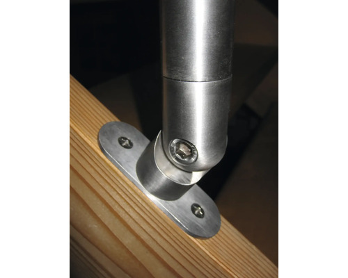 Detailansicht eines Geländerpfostens aus Edelstahl, befestigt an einem Holzuntergrund