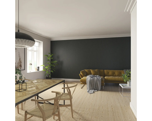 Helles Wohnzimmer mit Esstisch, Stühlen, Sofa und Wandpaneelen.