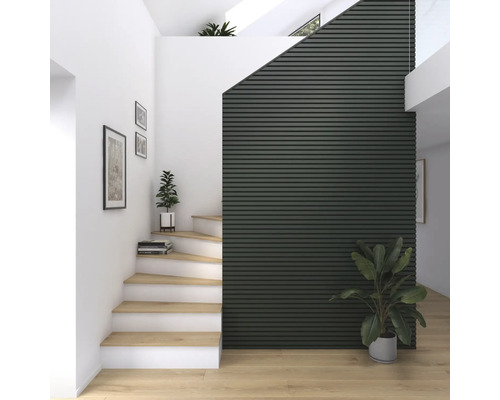 Heller Raum mit Treppe, Wandverkleidung in Holzoptik und Zimmerpflanzen