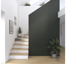 Heller Flur mit Treppe, Wandpaneelen und Zimmerpflanzen