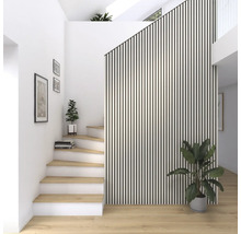 Heller Raum mit Treppe, Holzstufen, Zimmerpflanzen und Wandpaneelen in Stäbchenoptik.