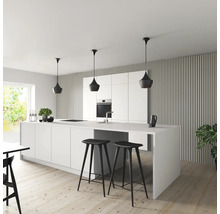 Helle Küche mit Kücheninsel, Barhockern und Pendelleuchten