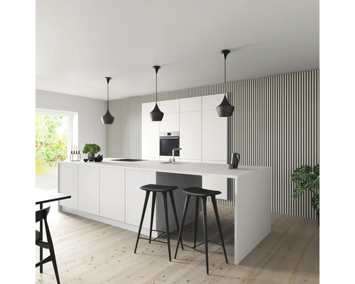 Helle Küche mit Kücheninsel, Barhockern und Pendelleuchten