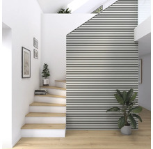 Heller Eingangsbereich mit Treppe, Zimmerpflanzen und Wanddekor