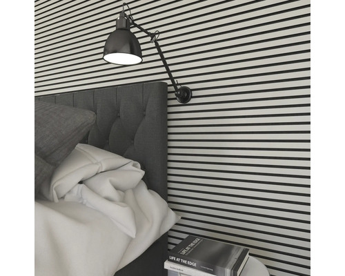 Schlafzimmer mit Bett, Lampe und Wandverkleidung in horizontalen Streifen
