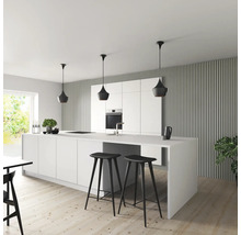 Helle Küche mit Kochinsel, Barhockern und Pendelleuchten