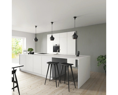 Helle Küche mit Kochinsel, Barhockern und Pendelleuchten