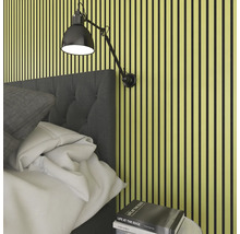 Schlafzimmer mit Wandpaneelen, Bett, Leselampe und Nachttisch