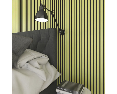 Schlafzimmer mit Wandpaneelen, Bett, Leselampe und Nachttisch