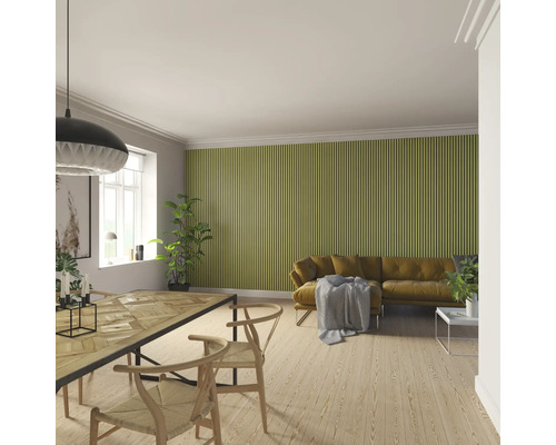 Heller Wohnraum mit Esstisch, Stühlen, Sofa und Wandpaneelen