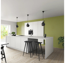 Moderne Küche mit Kücheninsel, Barhockern und Pendelleuchten