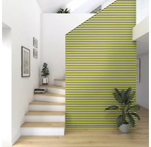 Innenraum mit Treppe, Wandpaneelen und Zimmerpflanzen