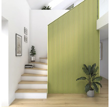 Innenraum mit Treppe, Wandpaneelen und Zimmerpflanzen für ein helles und organisiertes Ambiente