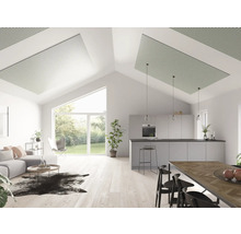 Helles Wohnzimmer mit Akustikdeckenpaneelen, Küchenbereich und großer Fensterfront