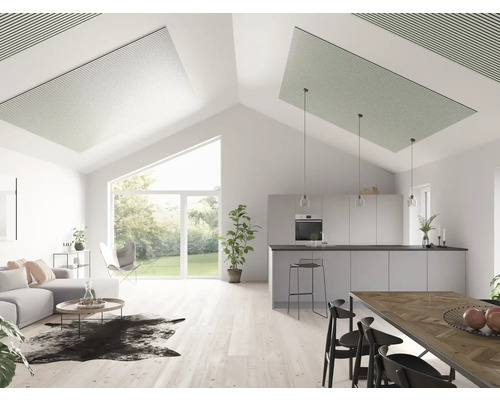 Helles Wohnzimmer mit Akustikdeckenpaneelen, Küchenbereich und großer Fensterfront