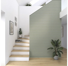 Heller Raum mit Holztreppe, Wandpaneelen und Zimmerpflanzen